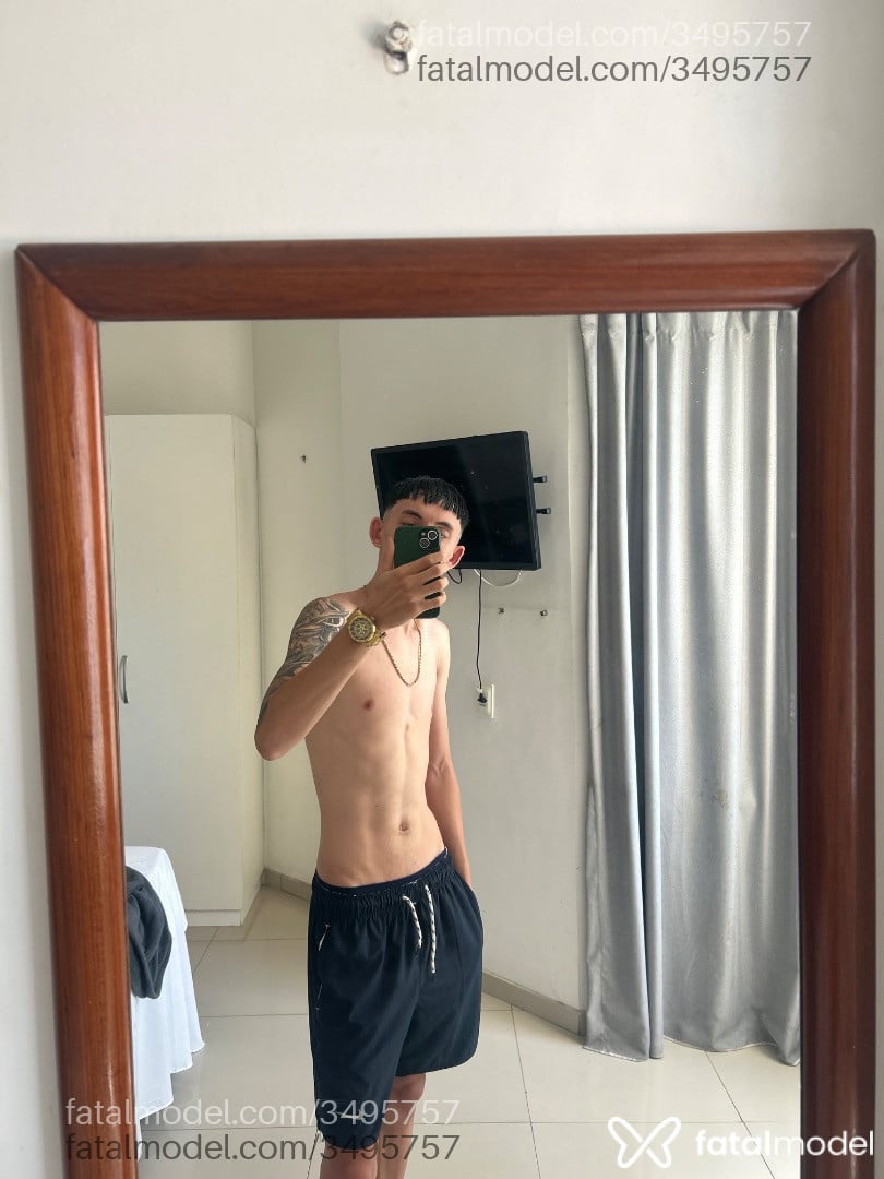 Acompanhante homem com cabelo castanho de olhos pretos - Jssouza