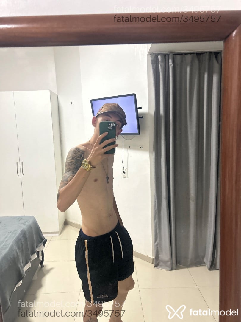Acompanhante homem com cabelo castanho de olhos pretos - Jssouza