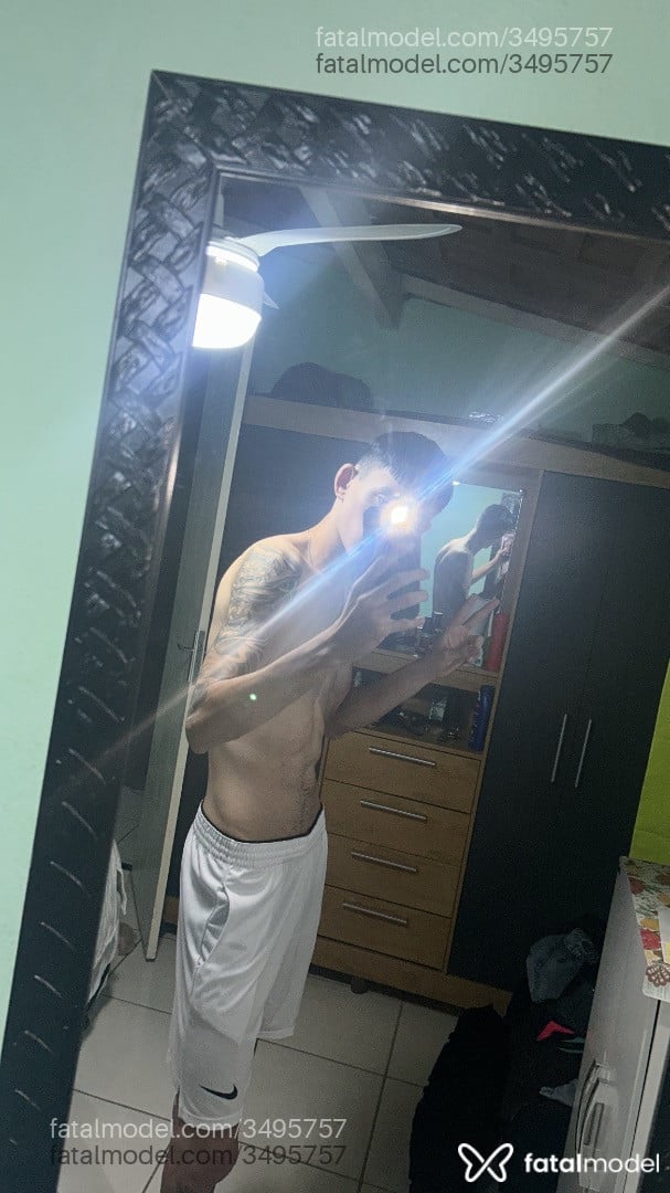 Acompanhante homem com cabelo castanho de olhos pretos - Jssouza