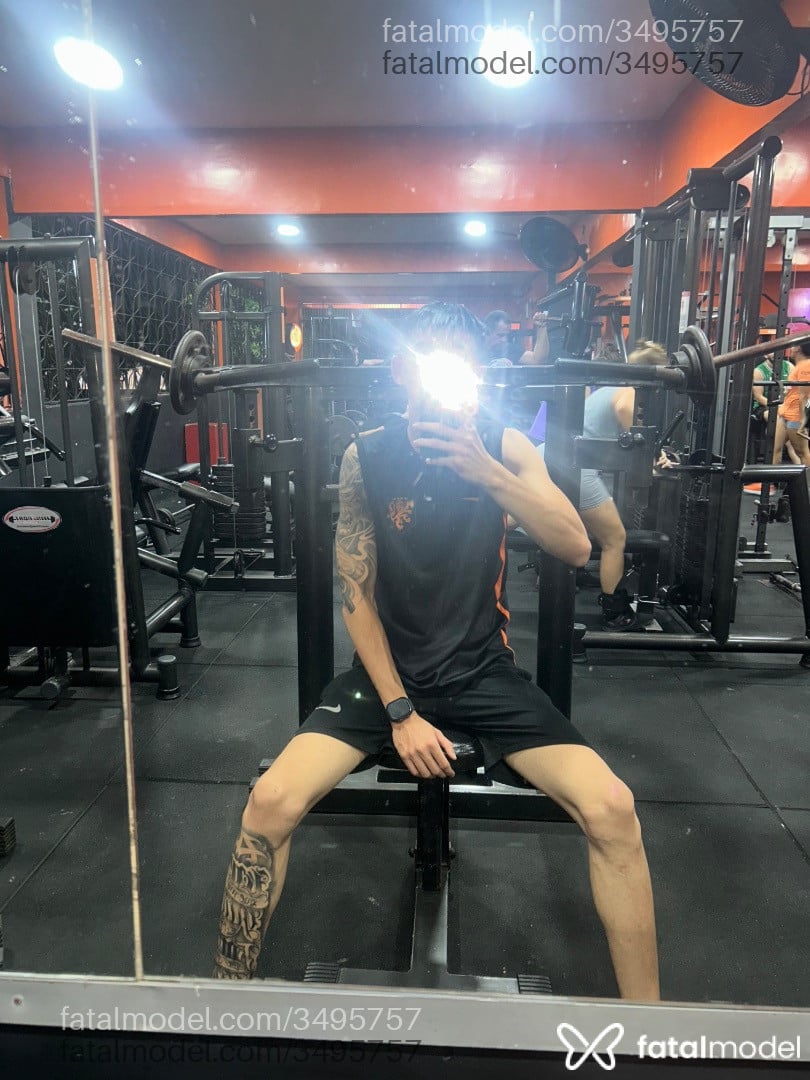 Acompanhante homem com cabelo castanho de olhos pretos - Jssouza