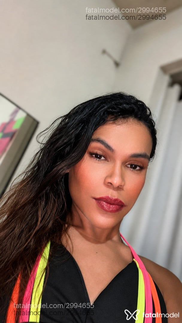Acompanhante mulher trans com cabelo castanho de olhos pretos - Bianca Bonifacio