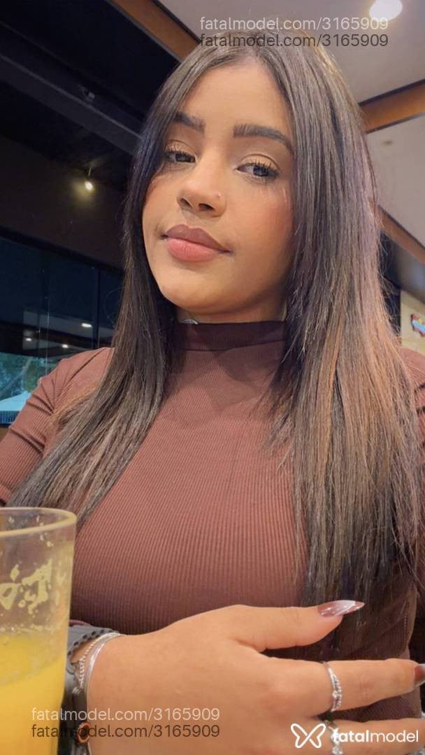 Acompanhante mulher morena (o) de olhos pretos - Rihanna