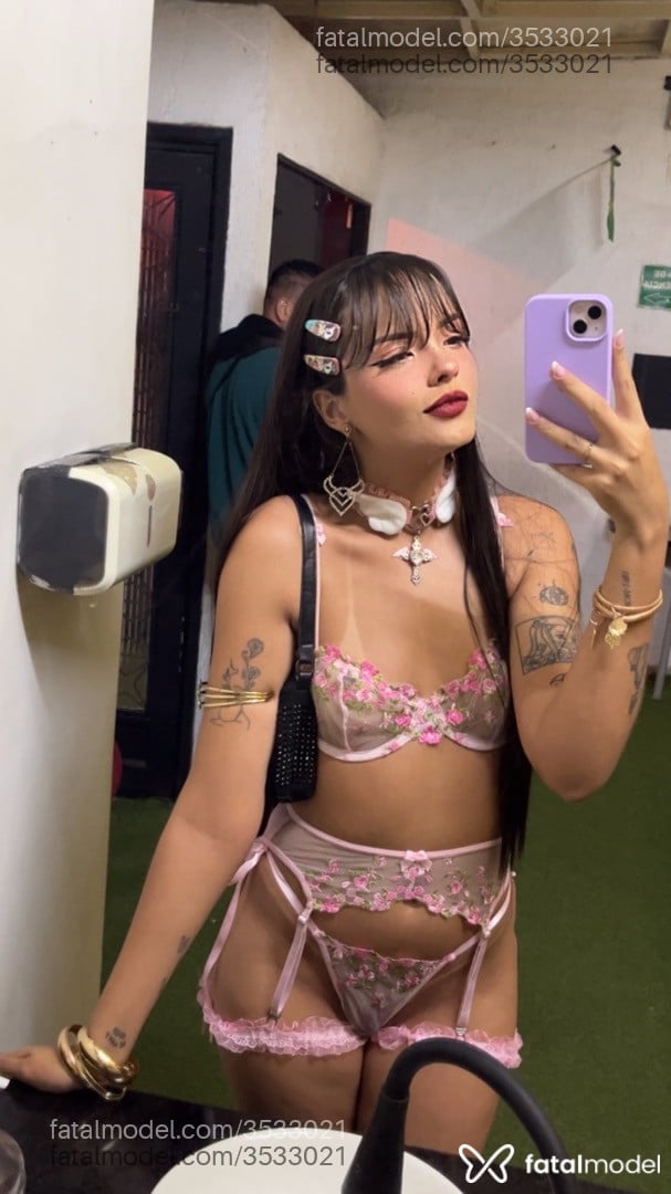 Acompanhante mulher com cabelo castanho de olhos castanhos - Milla