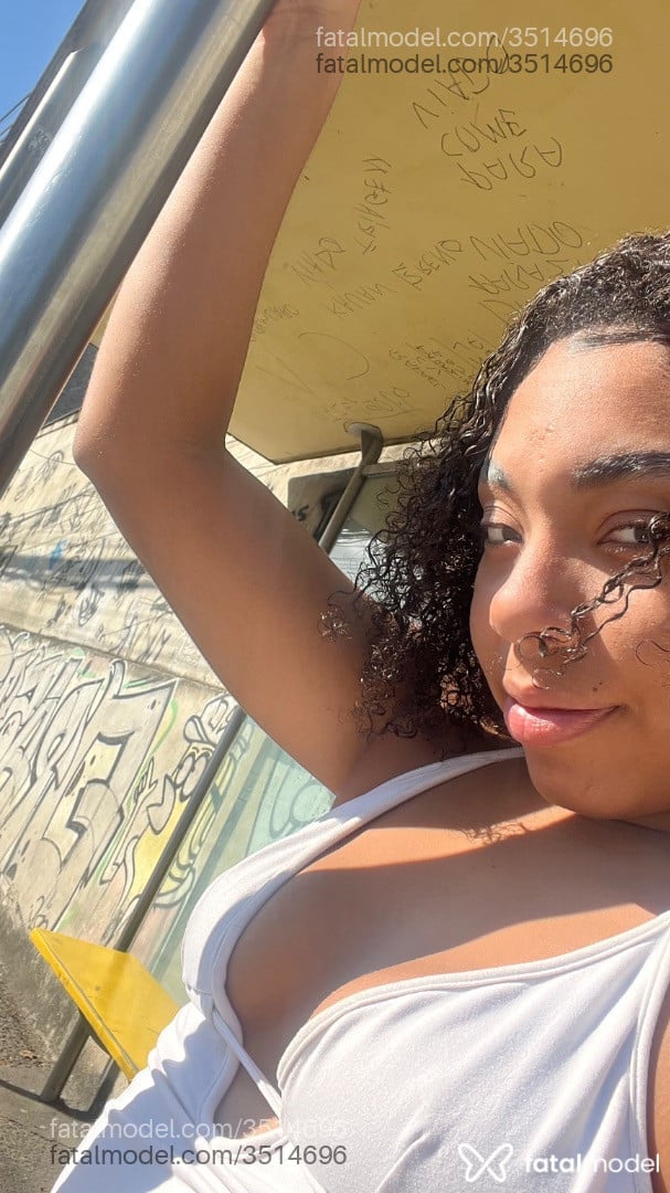 Acompanhante mulher morena (o) de olhos castanhos - Julie