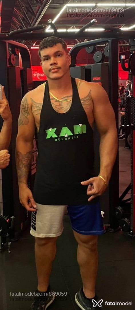 Acompanhante homem com cabelo castanho de olhos castanhos - Yago Jatos