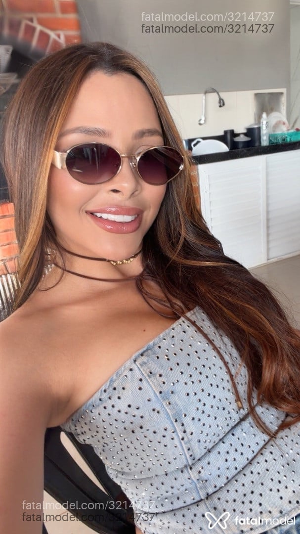 Acompanhante mulher com cabelo castanho de olhos castanhos - Ana Carolina