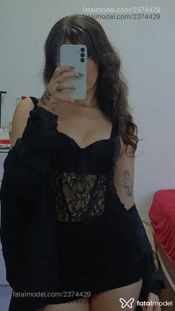 Acompanhante mulher trans com cabelo castanho de olhos verdes - Juzinha