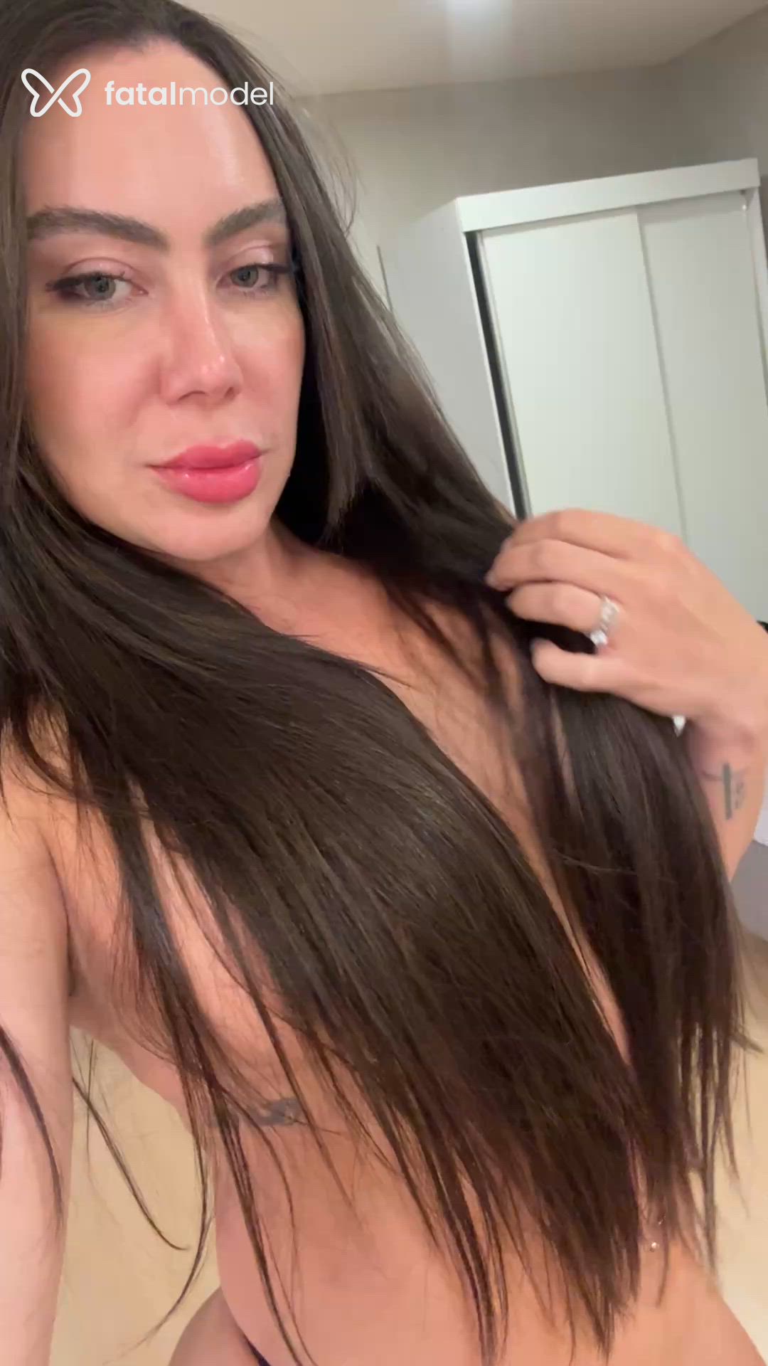 Acompanhante mulher com cabelo castanho de olhos verdes - Victoria Valentina