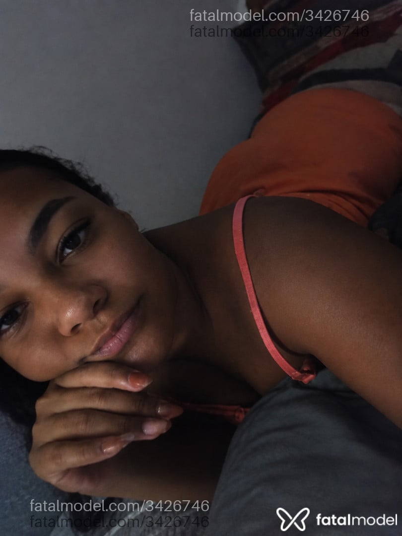 Acompanhante mulher morena (o) de olhos pretos - Angel