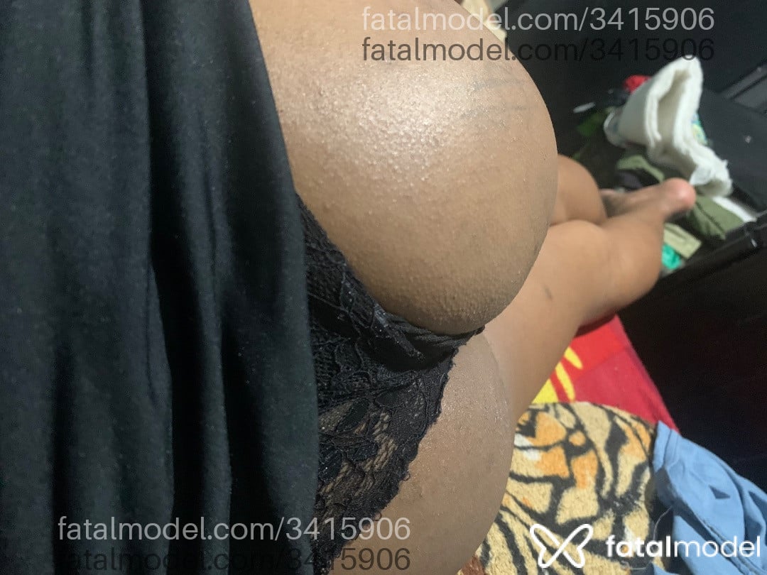 Acompanhante mulher trans morena (o) de olhos pretos - Luíza