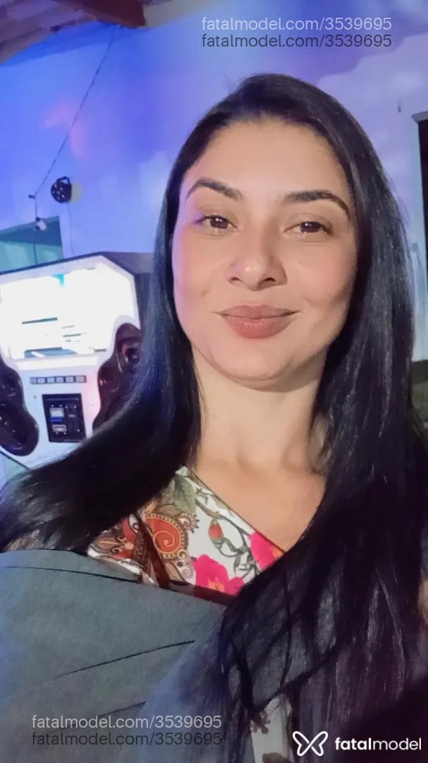 Acompanhante mulher morena (o) de olhos pretos - Renata
