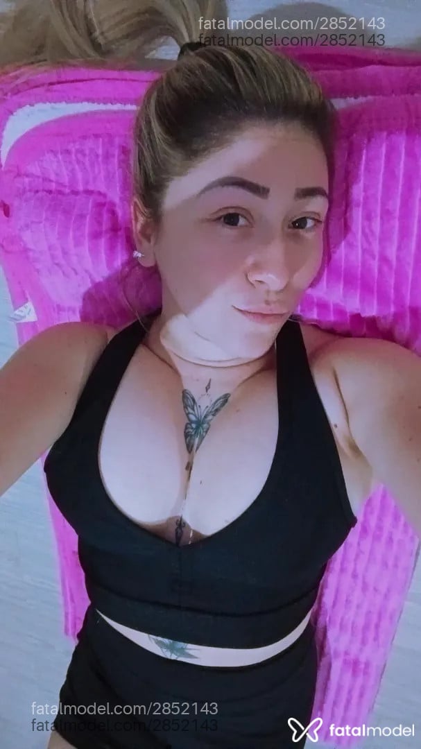 Acompanhante mulher loira (o) de olhos castanhos - Amora