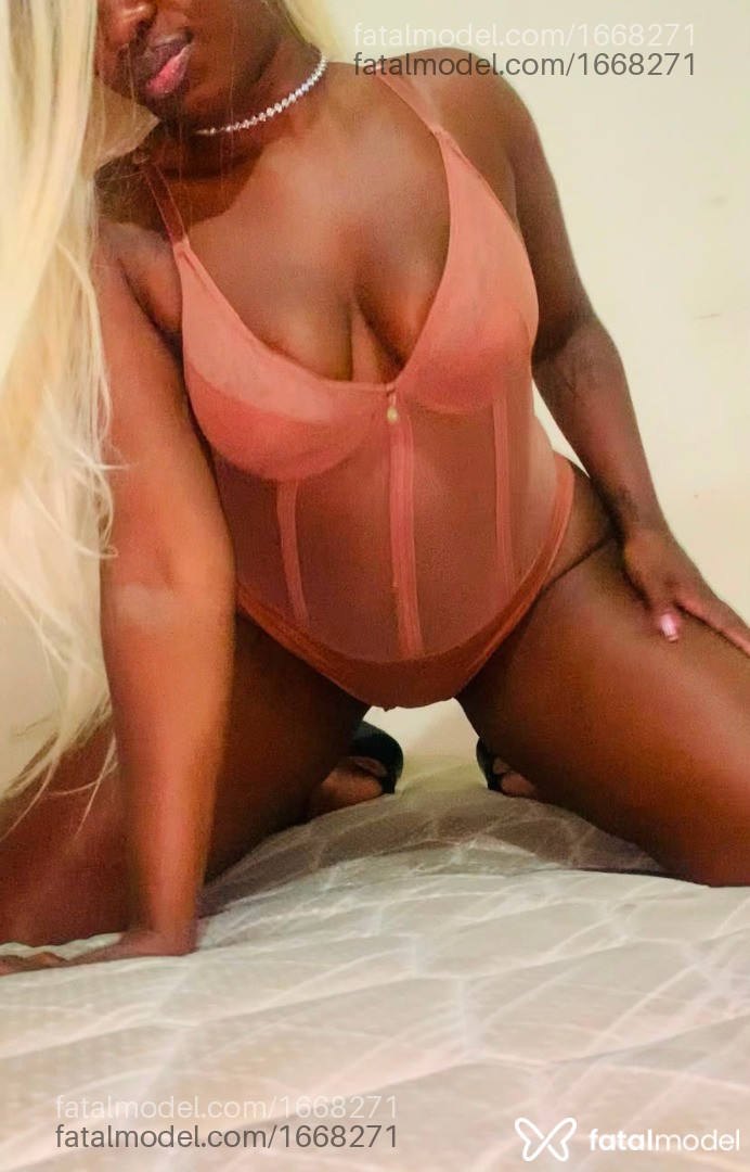 Acompanhante mulher com cabelo castanho de olhos castanhos - Bombon