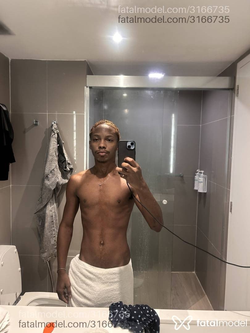 Acompanhante homem com cabelo castanho de olhos pretos - Alexandre Santos