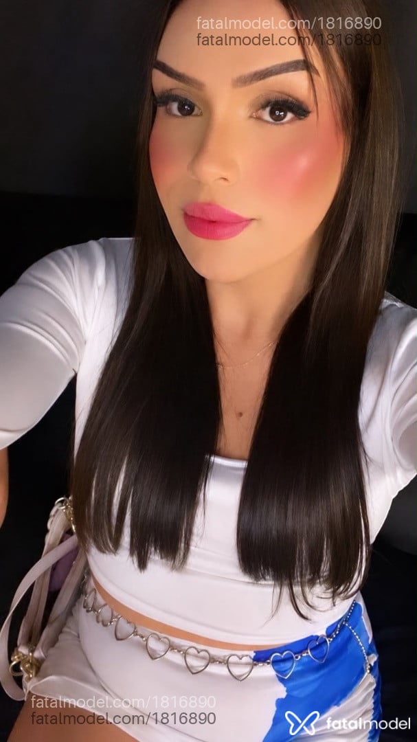 Acompanhante mulher trans com cabelo castanho de olhos castanhos - Julia Pimentel