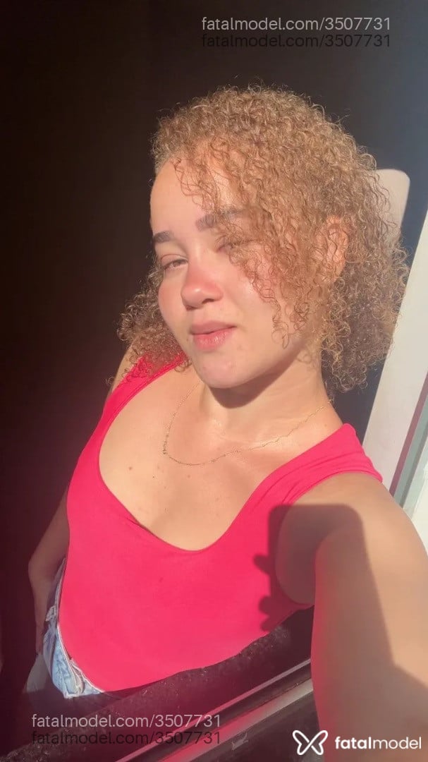 Acompanhante mulher loira (o) de olhos castanhos - Mel