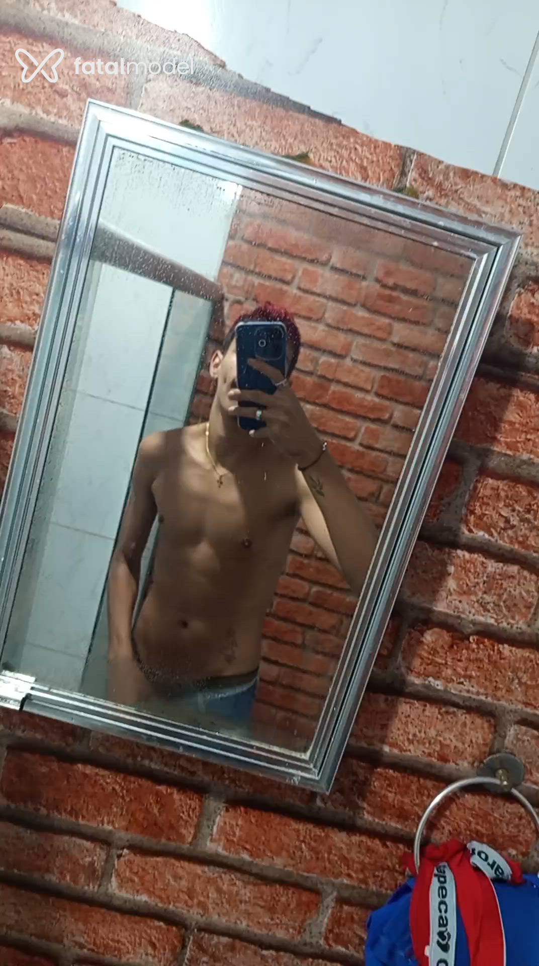 Acompanhante homem com cabelo colorido de olhos castanhos - Nallan