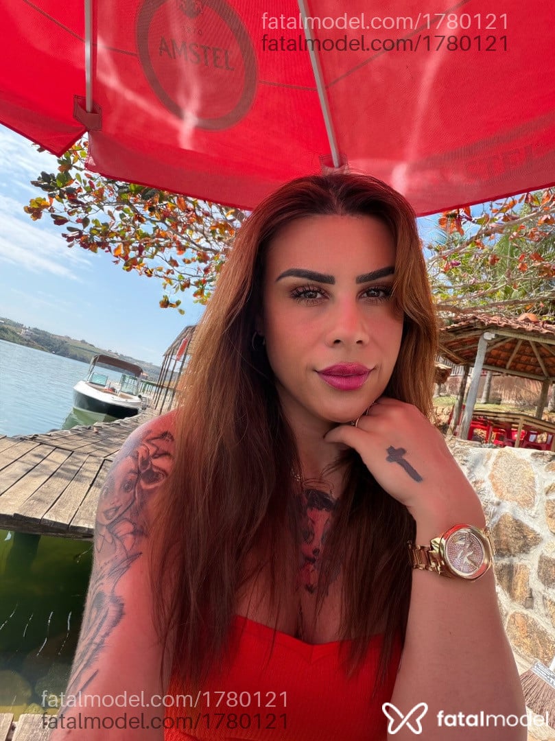 Acompanhante mulher trans com cabelo castanho de olhos castanhos - Laura Proine