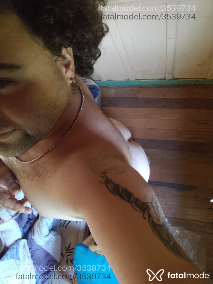 Acompanhante homem com cabelo castanho de olhos castanhos - Gustavo