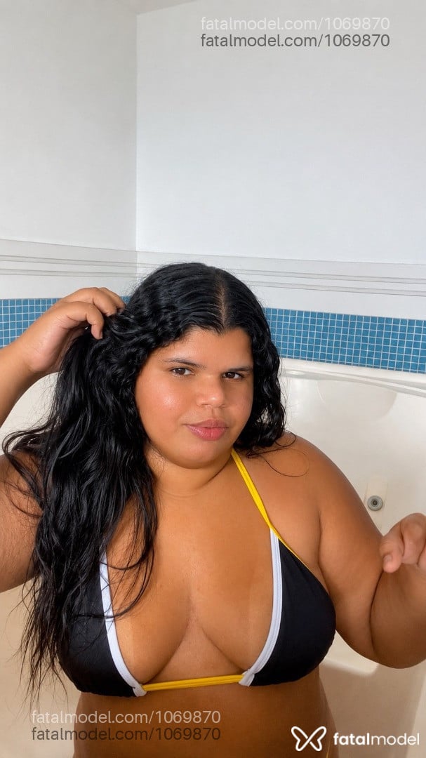 Acompanhante mulher morena (o) de olhos pretos - Giovanna Vill Acompanhante mulher morena (o) de olhos pretos - Giovanna Vill