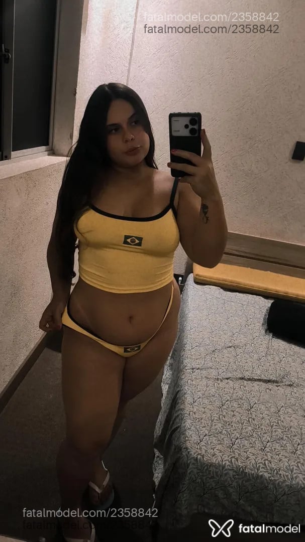 Acompanhante mulher com cabelo castanho de olhos mel - Isis Ferraz