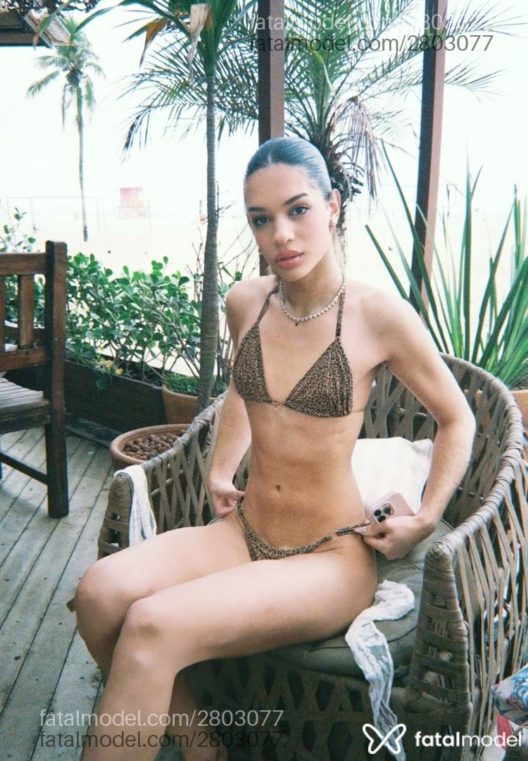 Acompanhante mulher trans loira (o) de olhos castanhos - Ana Bia