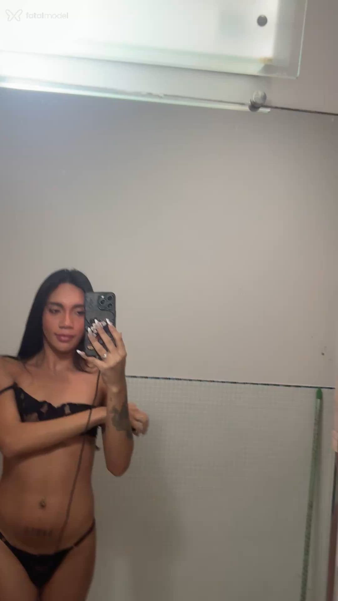 Acompanhante mulher trans morena (o) de olhos pretos - Kauani