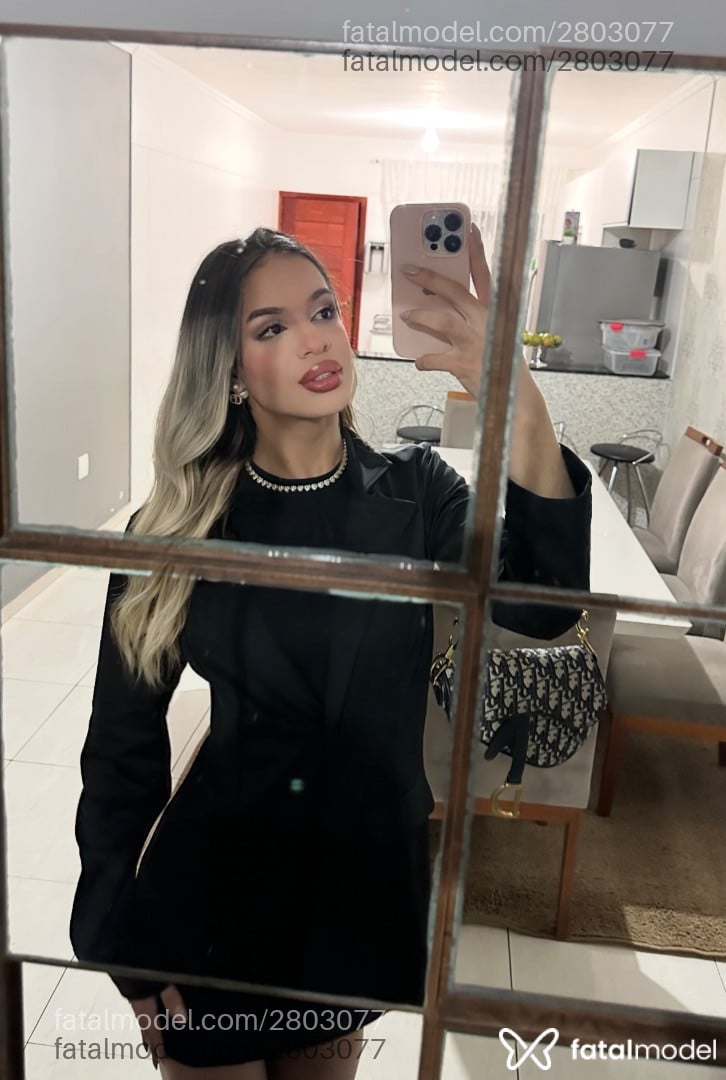 Acompanhante mulher trans loira (o) de olhos castanhos - Ana Bia