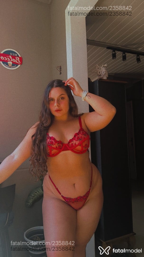 Acompanhante mulher com cabelo castanho de olhos mel - Isis Ferraz
