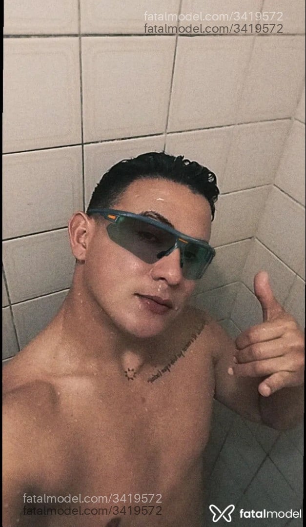 Acompanhante homem com cabelo castanho de olhos castanhos - Mathias