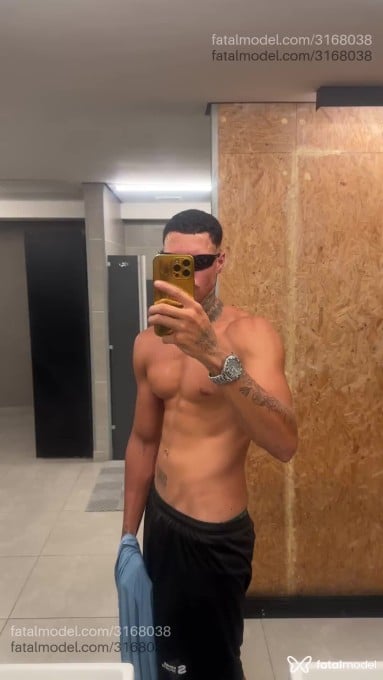 Acompanhante homem com cabelo castanho de olhos castanhos em Virtual - Pedro Guimaraens