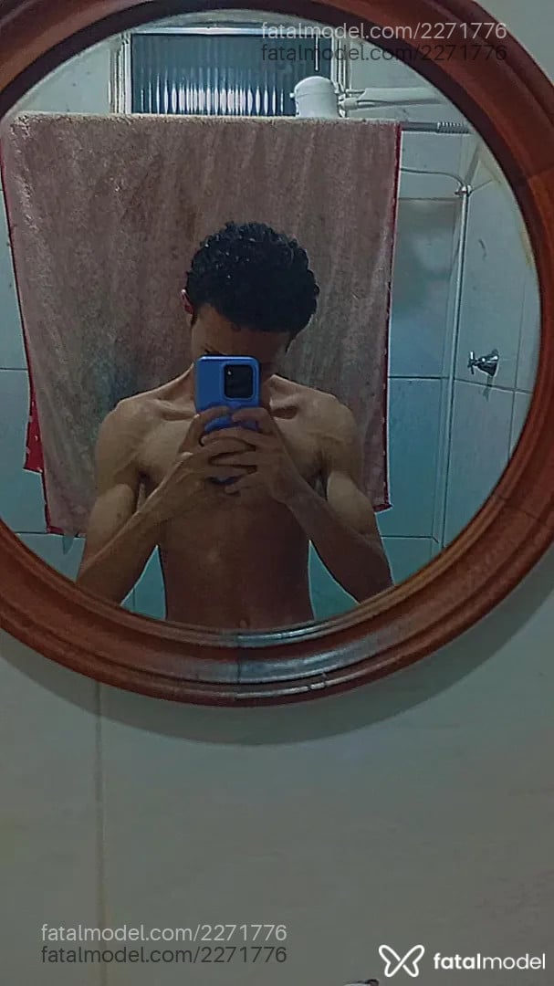 Acompanhante homem morena (o) de olhos castanhos - Cacheado