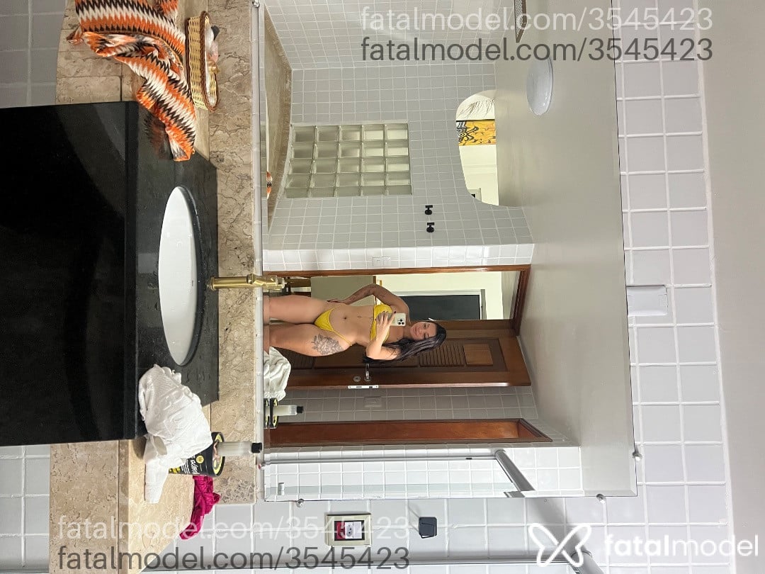 Acompanhante mulher com cabelo castanho de olhos castanhos - Pérola