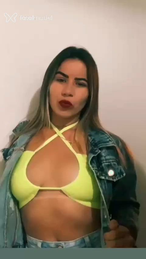 Acompanhante mulher loira (o) de olhos castanhos - Breeh