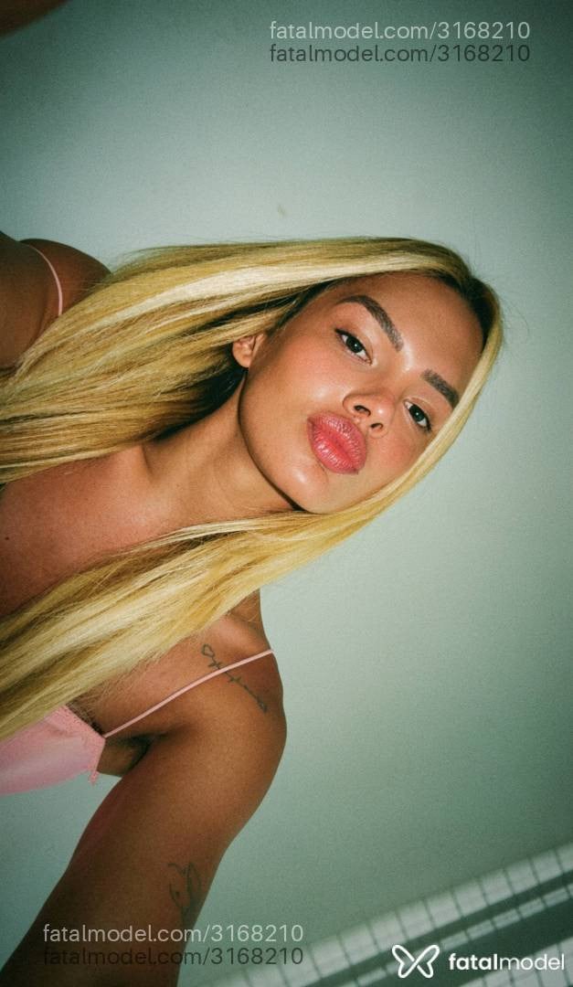 Acompanhante mulher trans loira (o) de olhos castanhos - Isa Ferraz