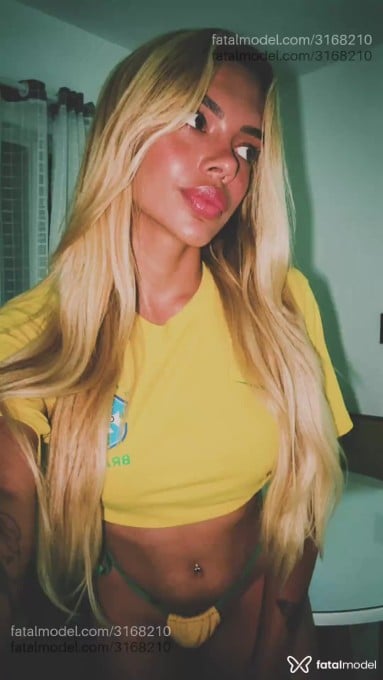 Acompanhante mulher trans loira (o) de olhos castanhos - Isa Ferraz