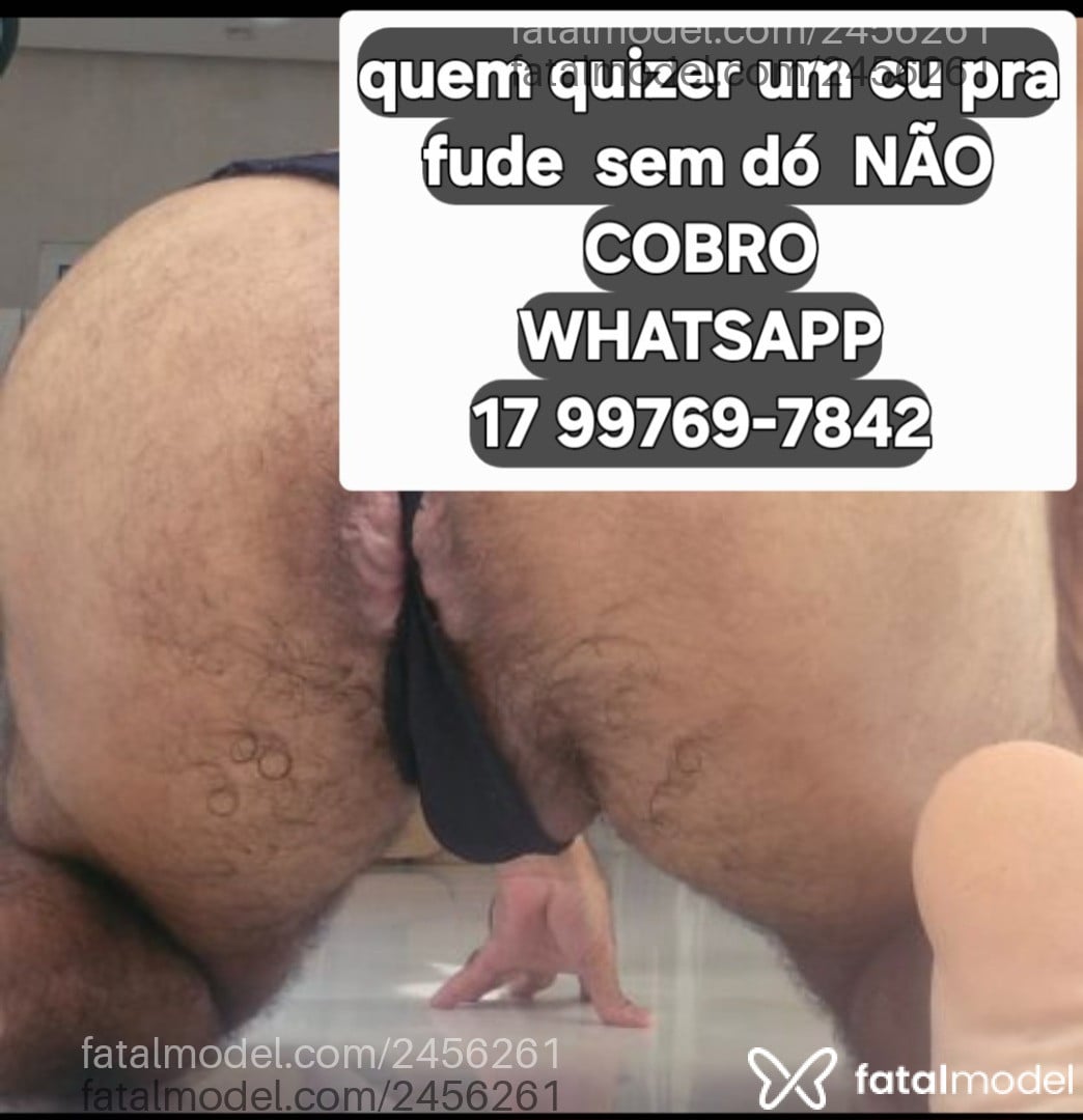 Acompanhante homem trans com cabelo grisalho de olhos pretos - Fabiana