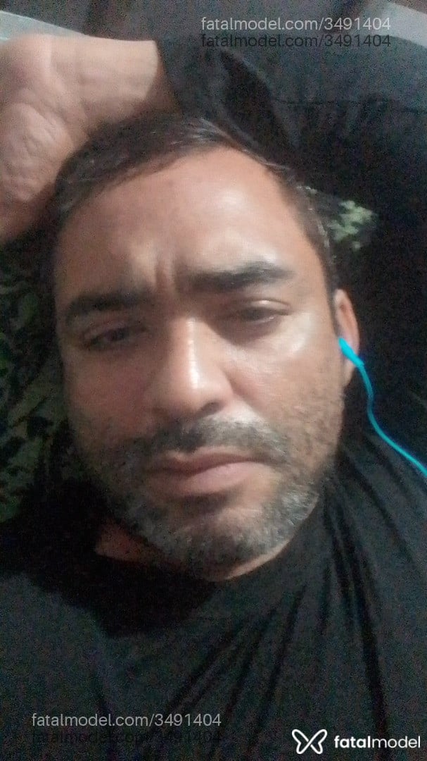 Acompanhante homem com cabelo castanho de olhos castanhos - Weleson