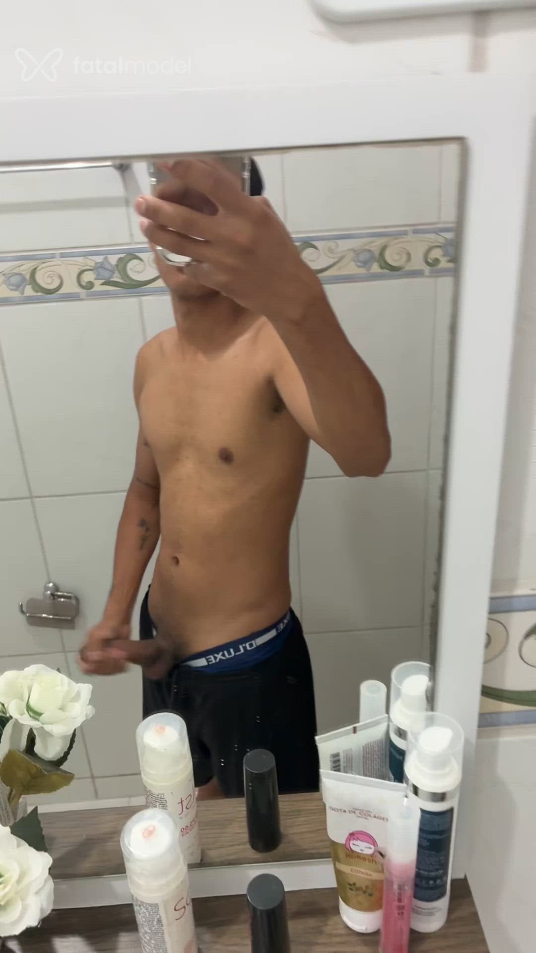 Acompanhante homem com cabelo castanho de olhos pretos - Gio Souza Acompanhante homem com cabelo castanho de olhos pretos - Gio Souza
