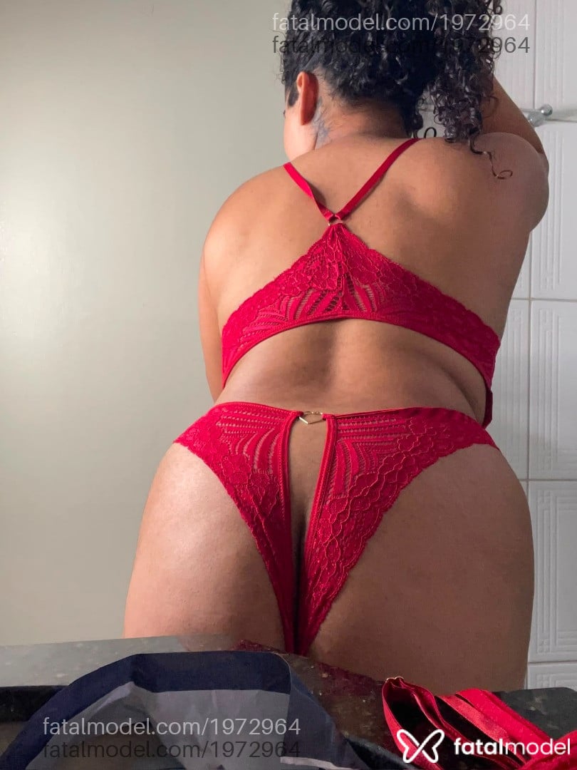 Acompanhante mulher morena (o) de olhos pretos - Roberta