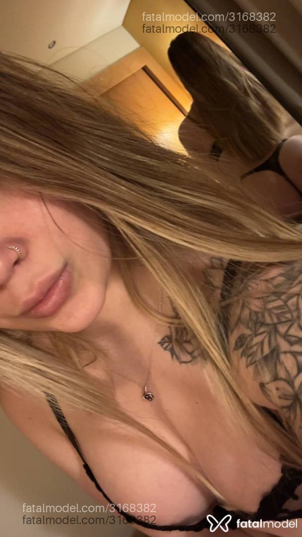 Acompanhante mulher loira (o) de olhos castanhos - Melissa