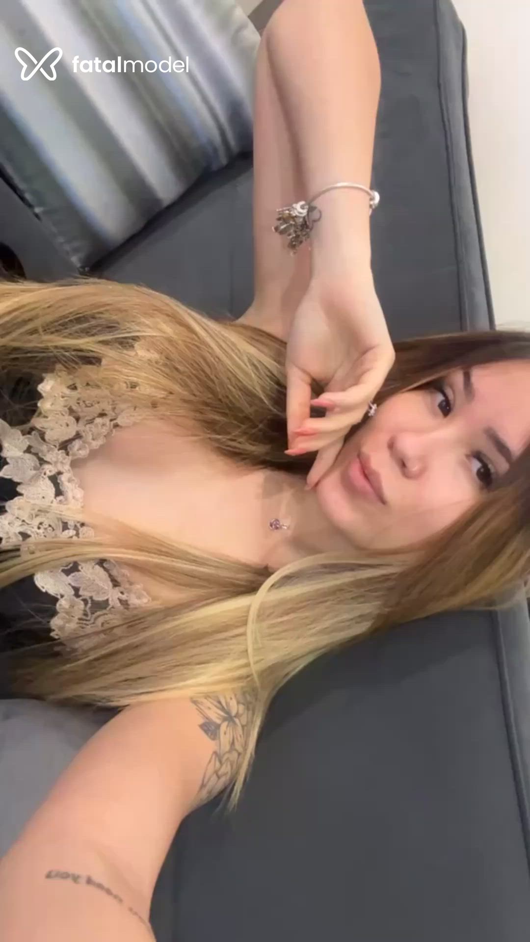 Acompanhante mulher loira (o) de olhos castanhos - Melissa