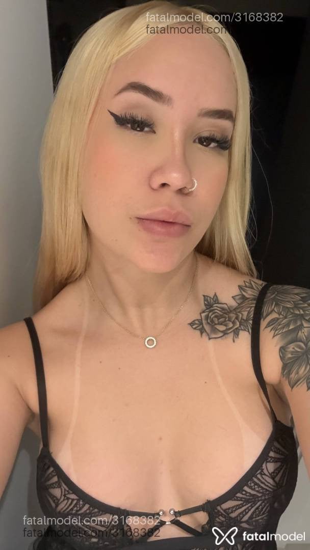 Acompanhante mulher loira (o) de olhos castanhos - Melissa