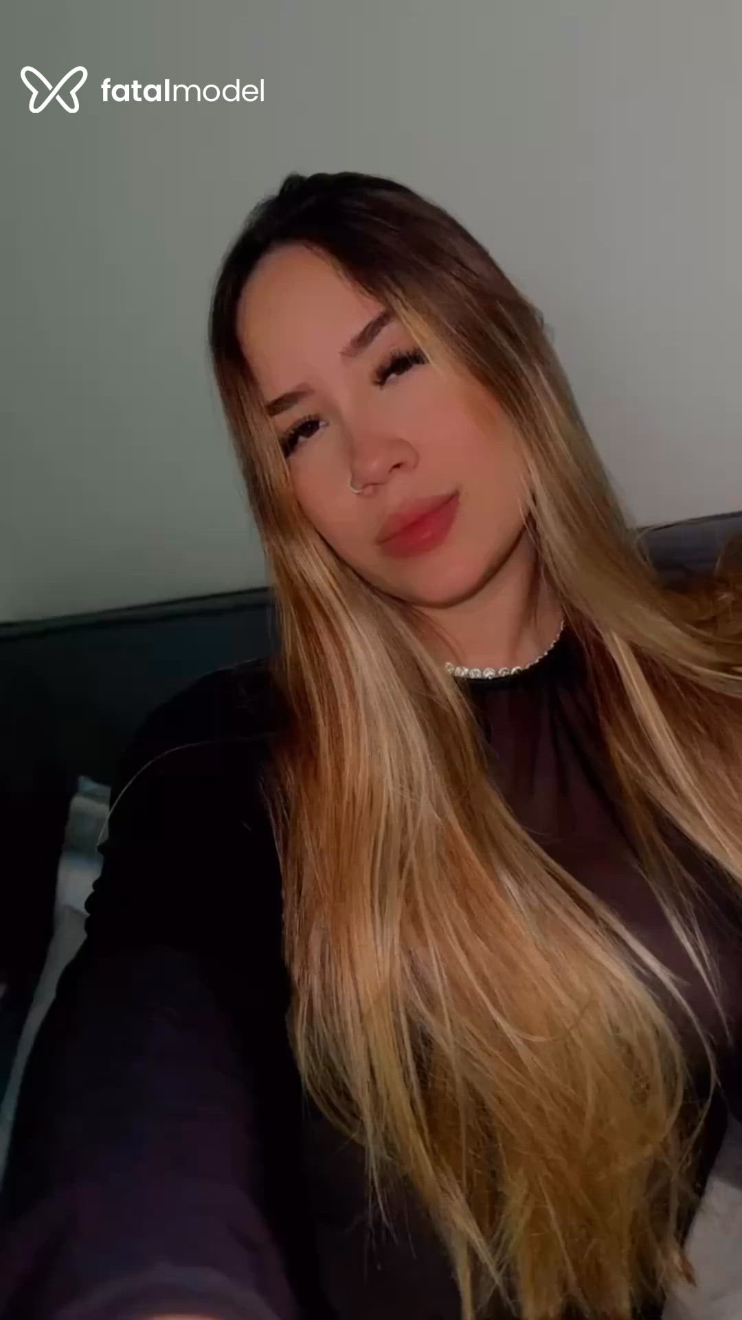Acompanhante mulher loira (o) de olhos castanhos - Melissa
