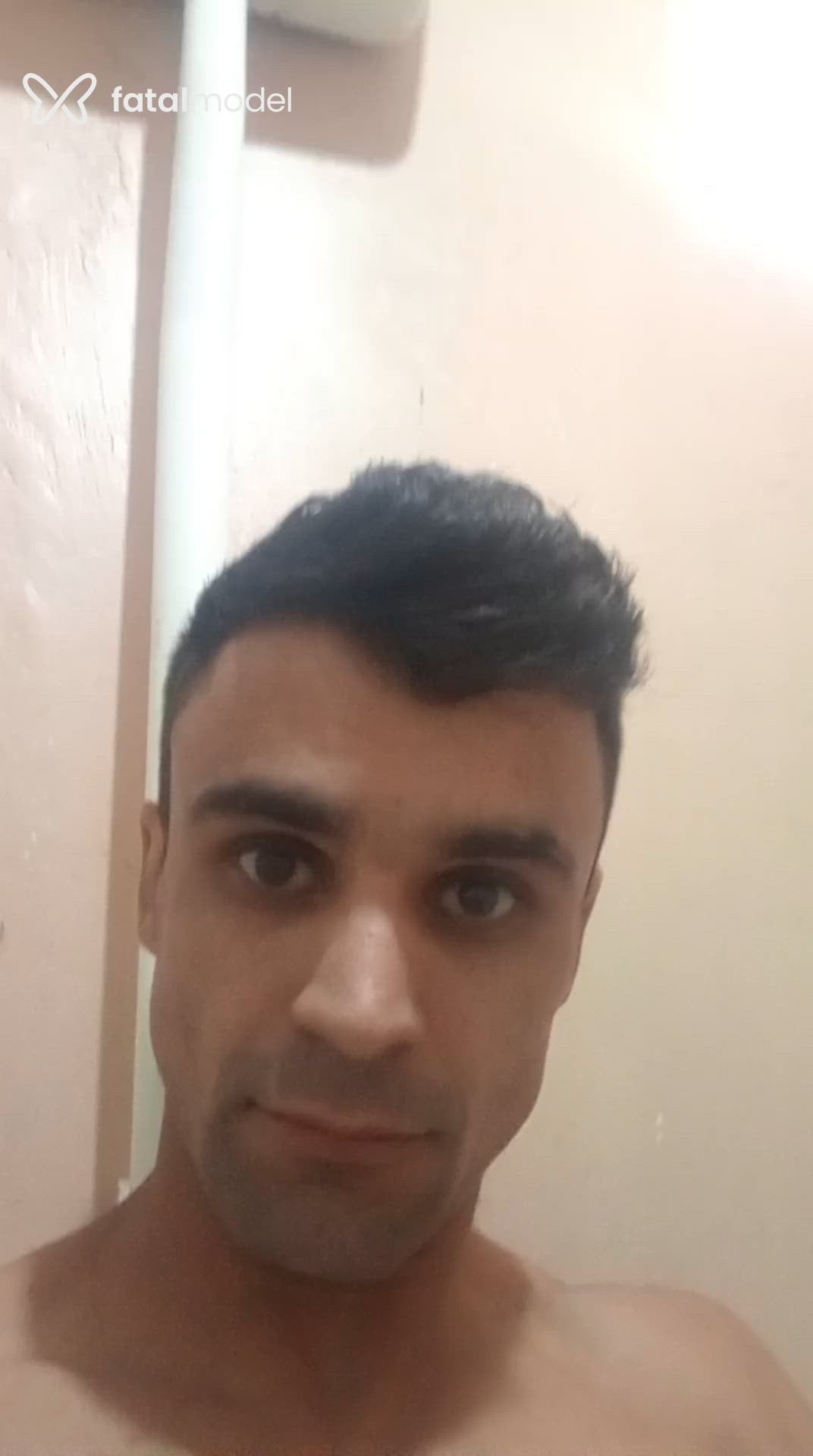 Acompanhante homem com cabelo castanho de olhos castanhos - Gui Acompanhante homem com cabelo castanho de olhos castanhos - Gui