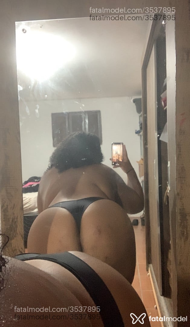 Acompanhante mulher morena (o) de olhos pretos - Megah