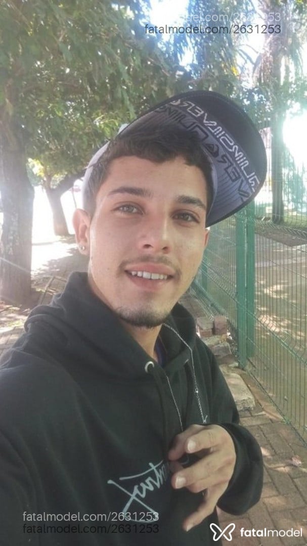 Acompanhante homem com cabelo castanho de olhos verdes - Gustavo