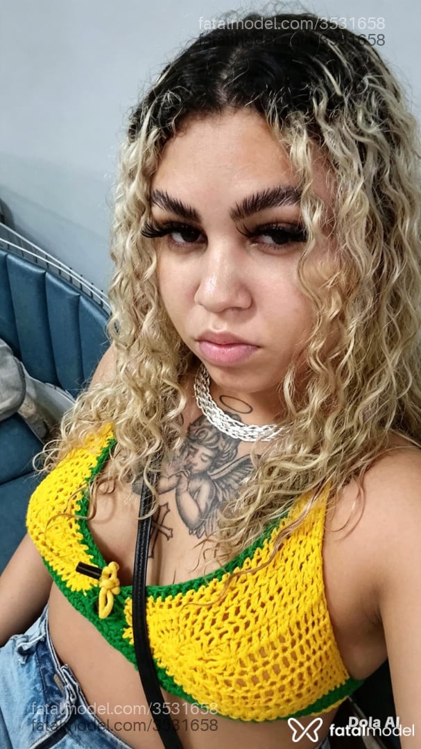 Acompanhante mulher loira (o) de olhos castanhos - Camila