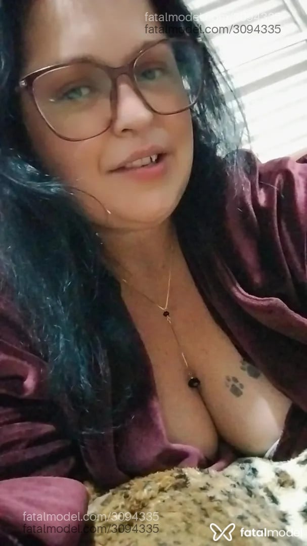 Acompanhante mulher morena (o) de olhos pretos - Camila