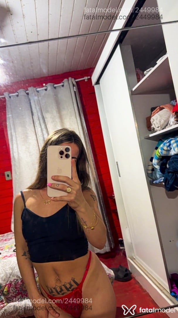 Acompanhante mulher loira (o) de olhos castanhos - Breeh